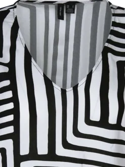 Top noir et blanc rayé à coupe droite avec un col v et des manches courtes