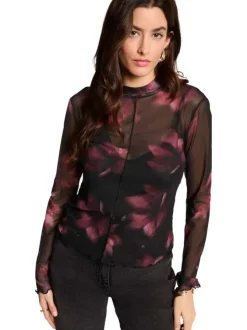 Top noir floral avec une coupe moulante et des manches longues