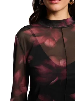 Top noir floral avec une coupe moulante et des manches longues