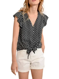 Top noir à pois avec une coupe droite un col v et des manches courtes