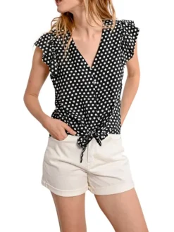 Top noir à pois avec une coupe droite un col v et des manches courtes