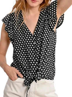 Top noir à pois avec une coupe droite un col v et des manches courtes