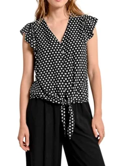 Top noir à pois avec une coupe droite un col v et des manches courtes