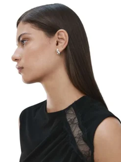 Top noir uni avec une coupe ajustée et des empiècements en dentelle