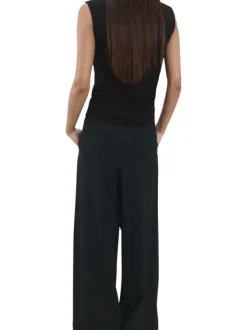 Top noir uni avec une coupe ajustée et des empiècements en dentelle