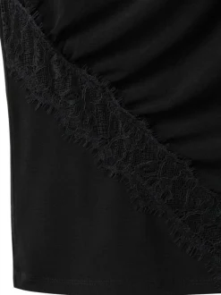Top noir uni avec une coupe ajustée et des empiècements en dentelle