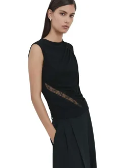 Top noir uni avec une coupe ajustée et des empiècements en dentelle