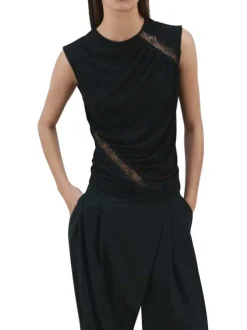 Top noir uni avec une coupe ajustée et des empiècements en dentelle