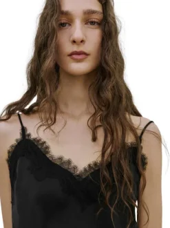 Top noir uni avec une coupe ajustée et un col v en dentelle