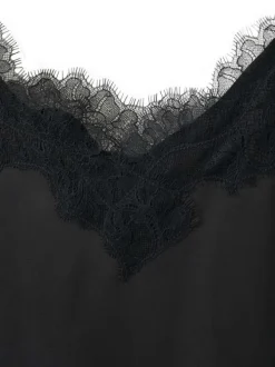 Top noir uni avec une coupe ajustée et un col v en dentelle
