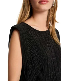 Top noir uni avec une coupe ajustée un col rond sans manches