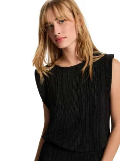 Top noir uni avec une coupe ajustée un col rond sans manches