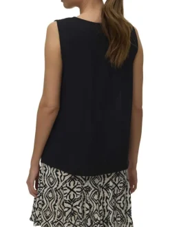 Top noir uni avec une coupe droite et une fermeture boutonnée