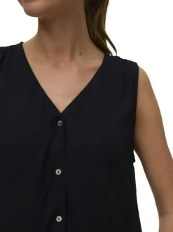 Top noir uni avec une coupe droite et une fermeture boutonnée