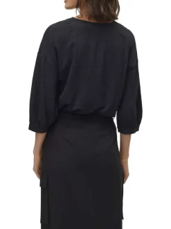 Top noir uni avec une coupe droite un col v et des manches 3/4 ballon
