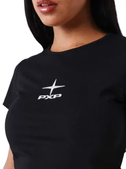 Top noir uni col rond avec une coupe crop et à manches courtes