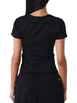 Top noir uni col rond avec une coupe crop et à manches courtes
