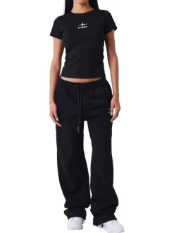 Top noir uni col rond avec une coupe crop et à manches courtes
