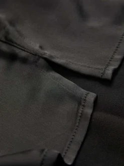 Top noir uni coupe droite avec un col v et des bretelles fines