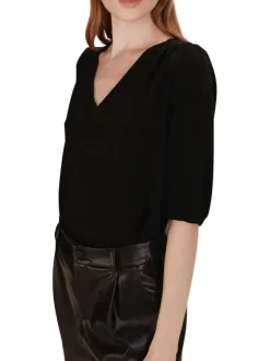 Top noir uni à coupe droite avec un col v et des manches courtes