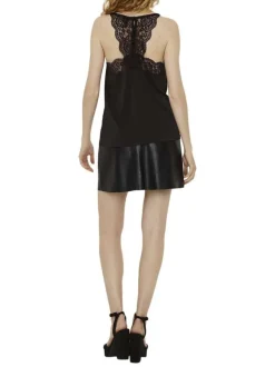 Top noir uni coupe slim avec un col v, des manches à bretelles et le dos boutonné