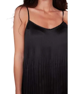 Top noir uni effet satiné avec une coupe évasée et des bretelles