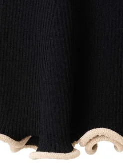 Top noir uni pourvu de manches courtes et d'une coupe ajustée