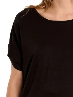 Top noir uni pourvu d'une coupe droite et d'une large ouverture dans le dos