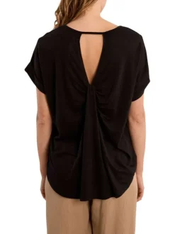 Top noir uni pourvu d'une coupe droite et d'une large ouverture dans le dos