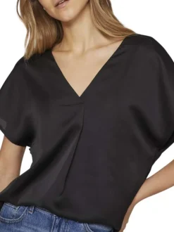 Top noir uni satiné avec une coupe droite un col v et des manches courtes