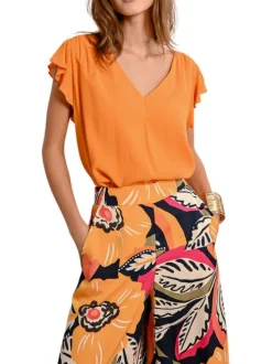 Top orange uni avec une coupe droite un col v et des manches courtes
