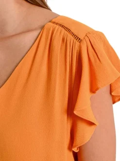 Top orange uni avec une coupe droite un col v et des manches courtes
