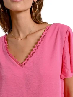 Top rose manches courtes uni avec une coupe droite et un col v