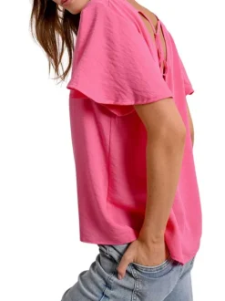 Top rose manches courtes uni avec une coupe droite et un col v