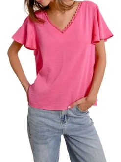 Top rose manches courtes uni avec une coupe droite et un col v