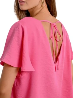 Top rose manches courtes uni avec une coupe droite et un col v
