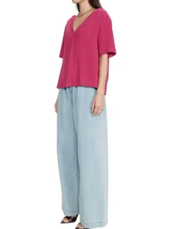 Top rose uni fluide avec une coupe large et des manches courtes