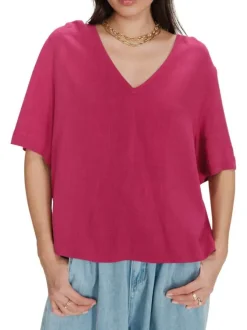 Top rose uni fluide avec une coupe large et des manches courtes