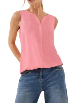 Top rose uni sans manches avec une matière fluide et un col fendu