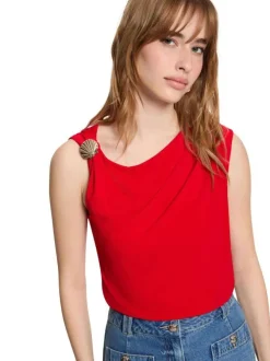 Top rouge sans manche à coupe ajustée pourvu d'un col rond drapé