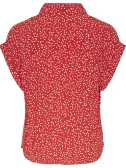 Top rouge uni avec un imprimé à pois blancs une coupe droite et un col v