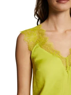 Top sans manches jaune en dentelle avec une coupe droite et un col v
