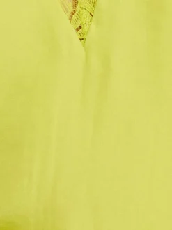 Top sans manches jaune en dentelle avec une coupe droite et un col v