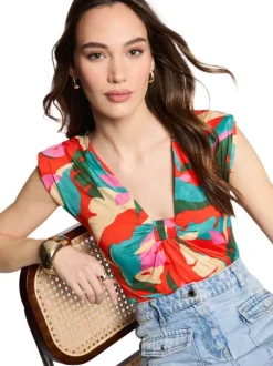 Top sans manches rouge à motifs multicolores avec un col v resserré