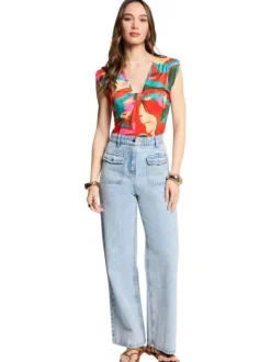 Top sans manches rouge à motifs multicolores avec un col v resserré