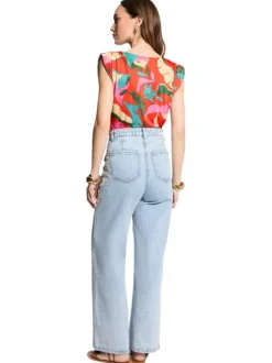 Top sans manches rouge à motifs multicolores avec un col v resserré