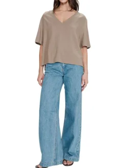 Top taupe uni fluide avec une coupe large et des manches courtes