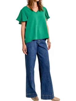 Top vert uni avec une coupe droite un col v et des manches courtes