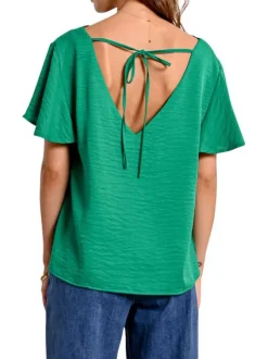 Top vert uni avec une coupe droite un col v et des manches courtes
