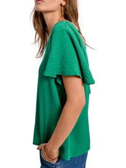 Top vert uni avec une coupe droite un col v et des manches courtes